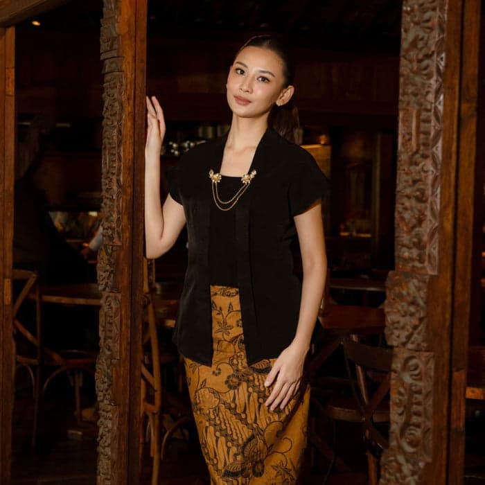 Dara Black — Kebaya Kutubaru Lengan Pendek